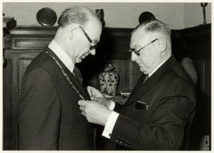 Beëdiging van dhr. H. Machielsen tot burgemeester door loco-burgemeester Van der Mije. NL-HlmNHA 54005136
