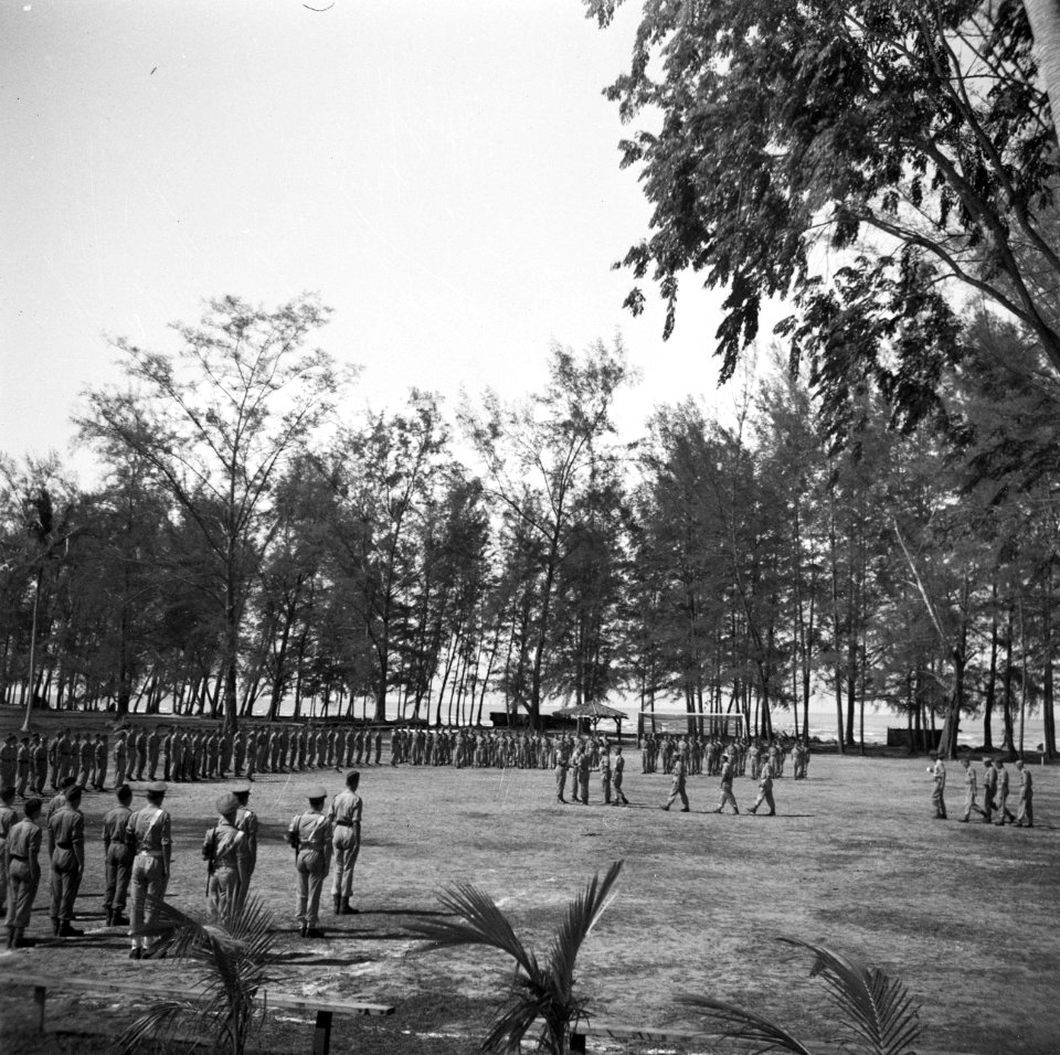 Beëdiging van de militairen Cordesius en Walraven tot 1ste luitenant in kamp Mo…, Bestanddeelnr 255-8288