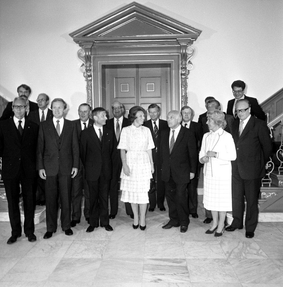 Beëdiging van het kabinet-Van AgtDen Uyl door koningin Beatrix. Eerste rij v.l…, Bestanddeelnr 931-6738