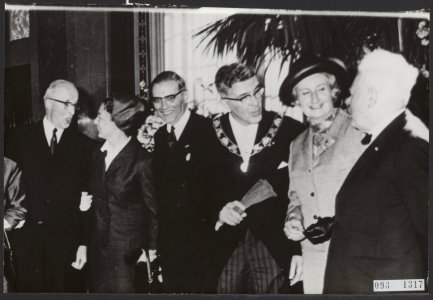 Beëdigingen, burgemeesters, recepties, Walsum, Gerard Ewout van, Zeelenberg, Nan, Bestanddeelnr 093-1317