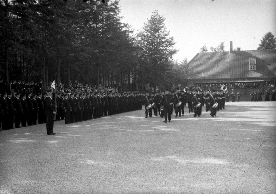 Beëdiging van 29 marine-officieren op het Marine Opleidingskamp te Hilversum. Ma, Bestanddeelnr 902-3467