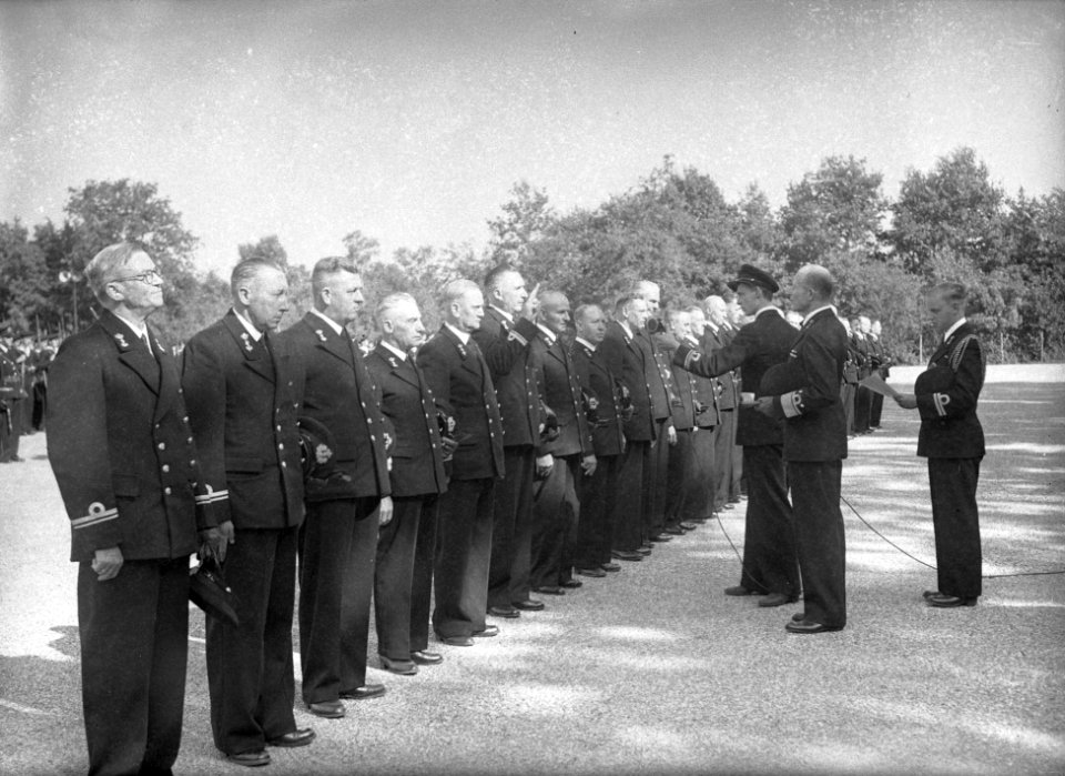 Beëdiging van 29 marine-officieren op het Marine Opleidingskamp te Hilversum. De, Bestanddeelnr 902-3473