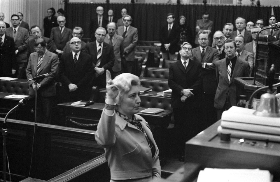 Beëdiging van een KVP-kamerlid, Bestanddeelnr 926-9588