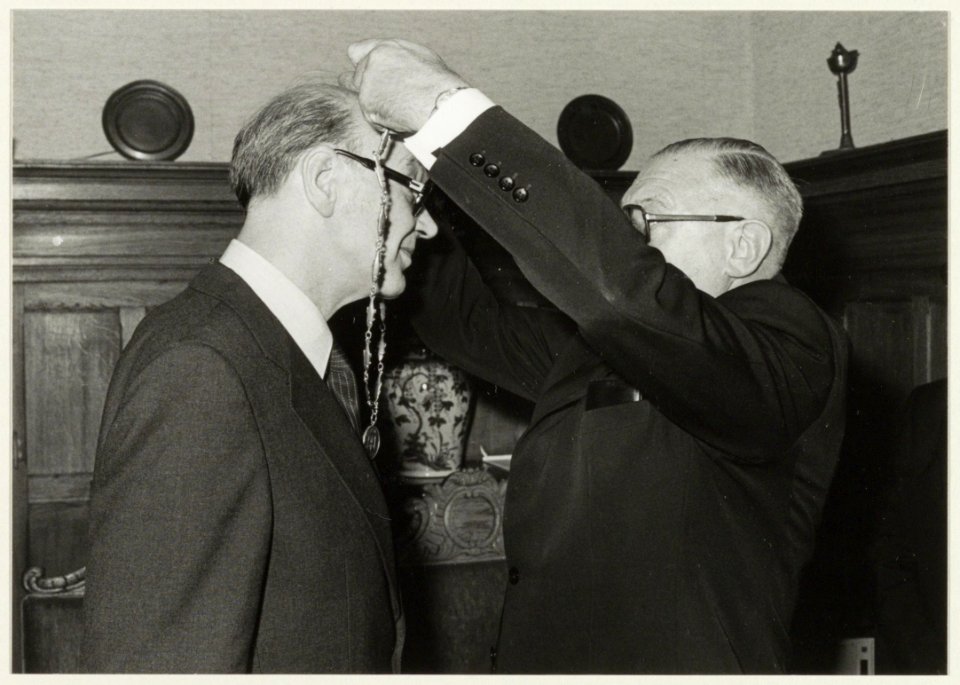 Beëdiging van dhr. H. Machielsen tot burgemeester door loco-burgemeester Van der Mije. NL-HlmNHA 54005135