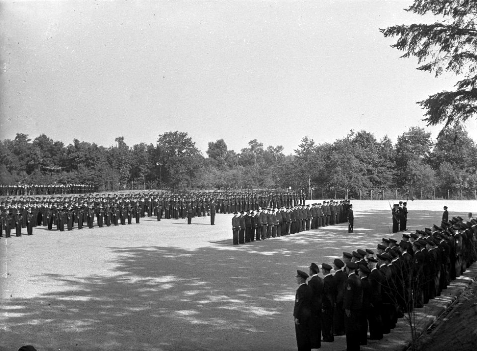 Beëdiging van 29 marine-officieren op het Marine Opleidingskamp te Hilversum, Bestanddeelnr 902-3476