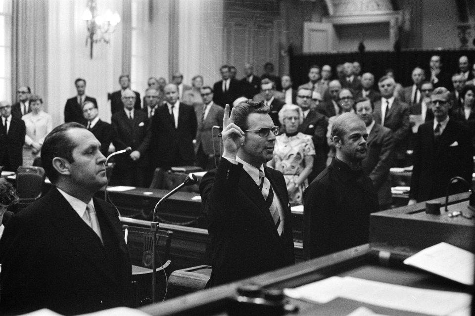 Beëdiging van nieuwe Kamerleden, v.l.n.r. Lardinois (KVP), De Jong (Nederlandse , Bestanddeelnr 924-5859