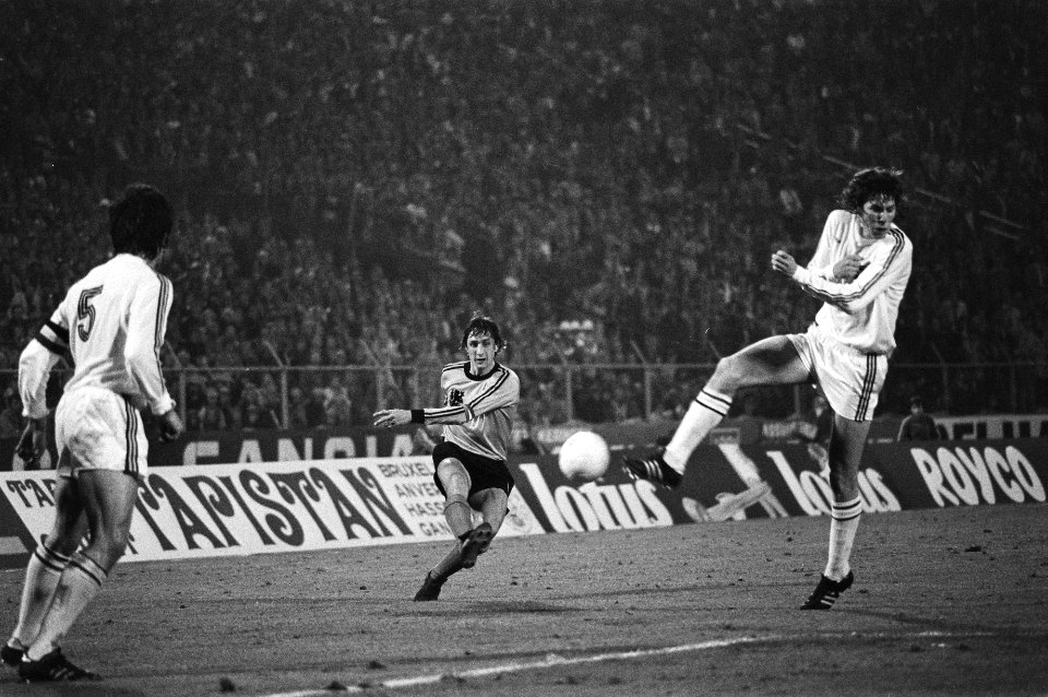 Belgie tegen Nederland 1-2, Cruijff zet voor, Bestanddeelnr 928-5987