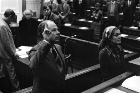 Beëdiging H. Couprie (CDA) (foto) en mevrouw Bisschop van Heemskerk (D66), Bestanddeelnr 930-0881