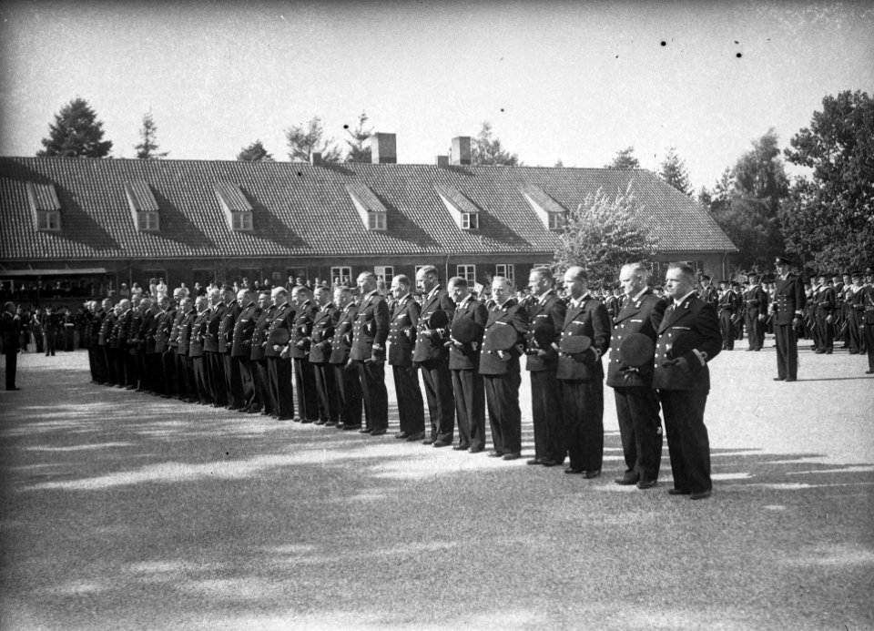 Beëdiging van 29 marine-officieren op het Marine Opleidingskamp te Hilversum, Bestanddeelnr 934-5126