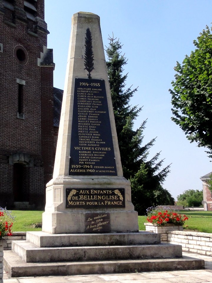 Bellenglise (Aisne) monument aux morts devant l'église, cropped