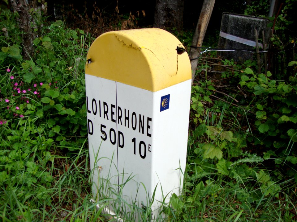 Belleroche (Loire) - Les Écharmaux (Rhône), borne entre départements, balisage St.Jacques