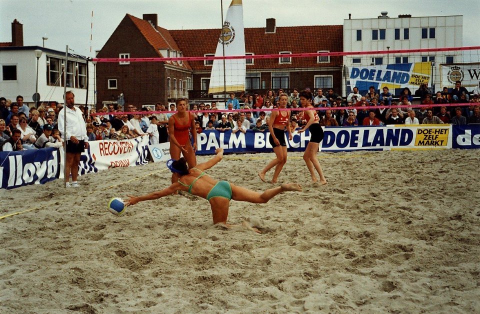 Beachvolleybal terug in Zandvoort. Aangekocht in 1996 van United Photos de Boer bv. - Negatiefnummer 41369 kc 29. - Gepubliceerd in het Haarlems Dagblad van 29.05.1995. Identificatienummer 54-036062