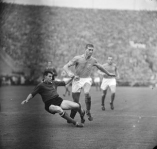 Belgie tegen Holland 2-0, Vilerius vlak naast de vallende Belgische aanvaller, a, Bestanddeelnr 914-4003