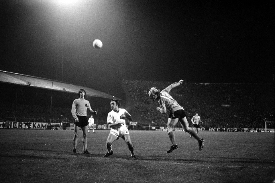 Belgie tegen Nederland 0-0, Brokamp (rechts) kopt, links Cruijff, Bestanddeelnr 926-0359