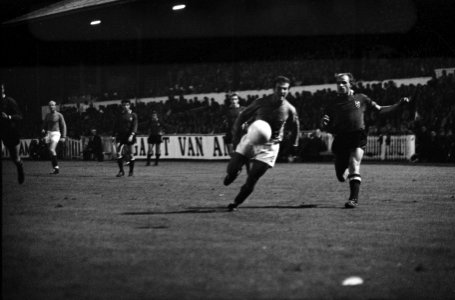 Belgie tegen Nederland 1-0, Bennie Muller (links) in duel met Heylens (Anderlech, Bestanddeelnr 916-9483
