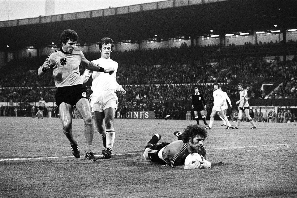 Belgie tegen Nederland 1-2, Van Hanegem bij keeper Pfaf, Bestanddeelnr 928-5988