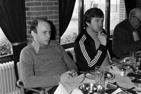 Belgische voetbalclub Lokeren in Nederland, Europacup-III wedstrijd tegen AZ67, Lato (l) en Lubanski tijdens lunch na aankomst in Nederland, Bestanddeelnr 931-3523