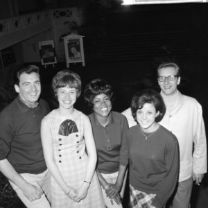 Belgische zangploeg te Knokke, v.l.n.r. Maurice Dean , Tonia, Liliane, Cecily Fo, Bestanddeelnr 917-9560