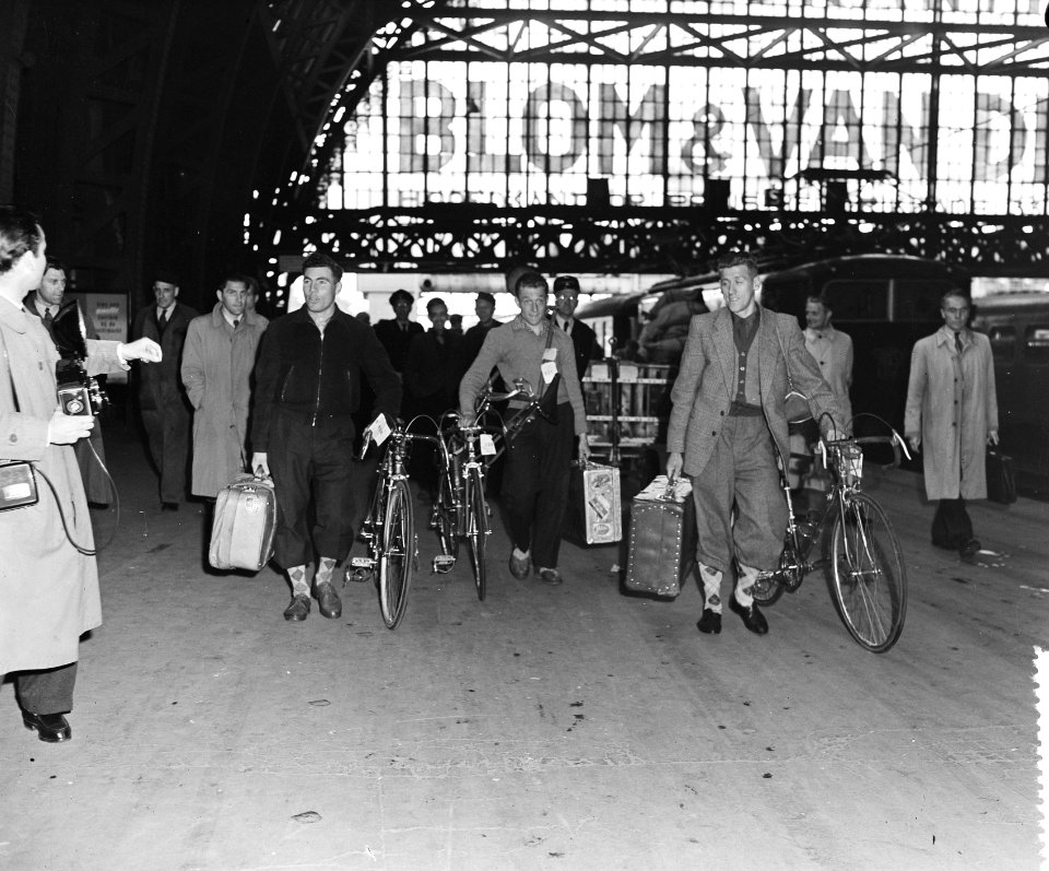 Belgische ploeg op station in Amsterdam CS, Bestanddeelnr 906-5734