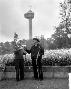 Belgische Dag op Floriade, boogschutters proosten met elkaar, Bestanddeelnr 911-5572