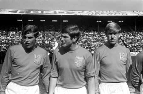 Belgie tegen Nederland 1-0, Nederlands elftal, vlnr. Piet Keizer, Hans Eykenbroe, Bestanddeelnr 920-2368