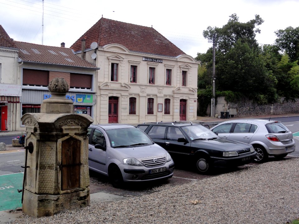 Belin-Béliet (Gironde) ancienne mairie de Belin, fontaine publique