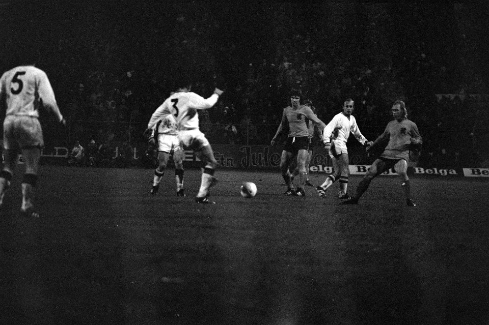 Belgie tegen Nederland 0-0, spelmoment, rechts Brokamp en tweede van rechts Van , Bestanddeelnr 926-0358