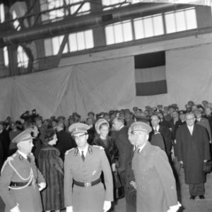 Belgische paras terug, Koning Boudewijn daar achter Prinses Paola, Bestanddeelnr 917-1932