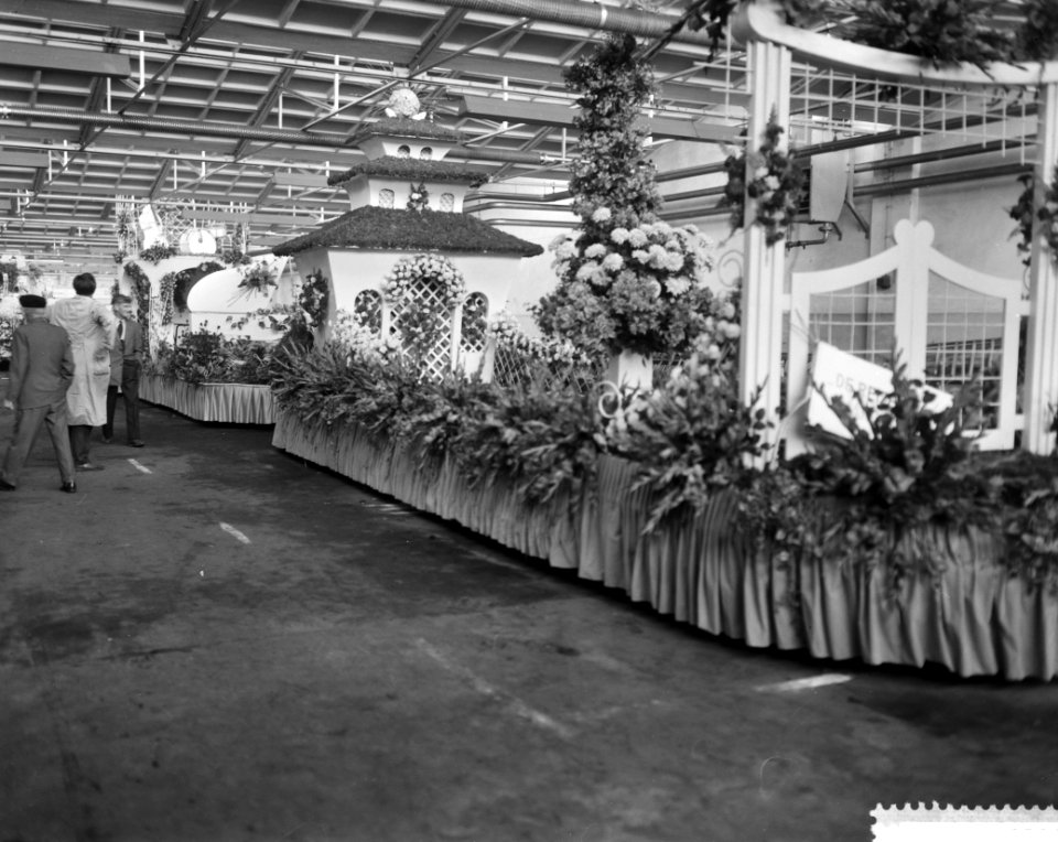 Belgische Dag op Floriade, wagens worden opgesierd in de Aalsmeerder veilinghall, Bestanddeelnr 911-5566