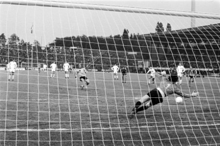 Belgie tegen Nederland 1-2, Neeskens mist strafschop, Bestanddeelnr 928-5989