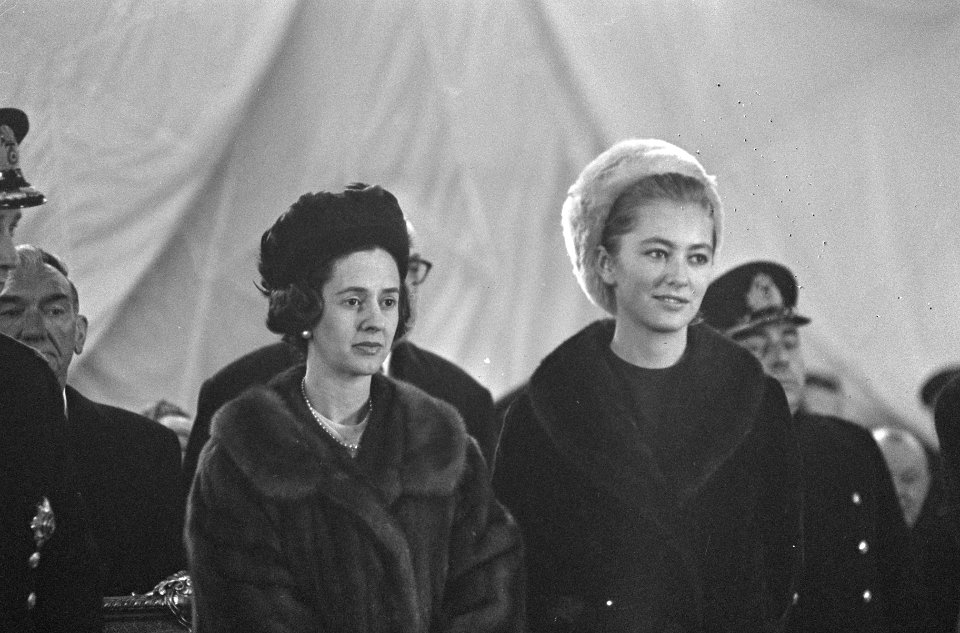 Belgische paras terug, Koningin Fabiola en Prinses Paola tijdens de ceremonie, Bestanddeelnr 917-1921
