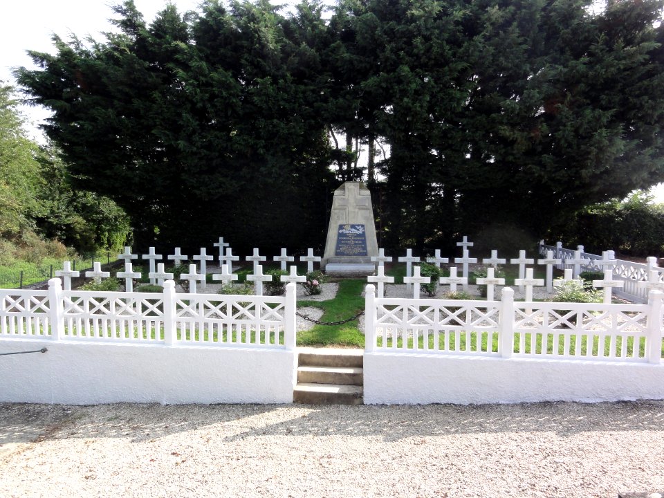 Bellenglise (Aisne) cimetière, carré militaire