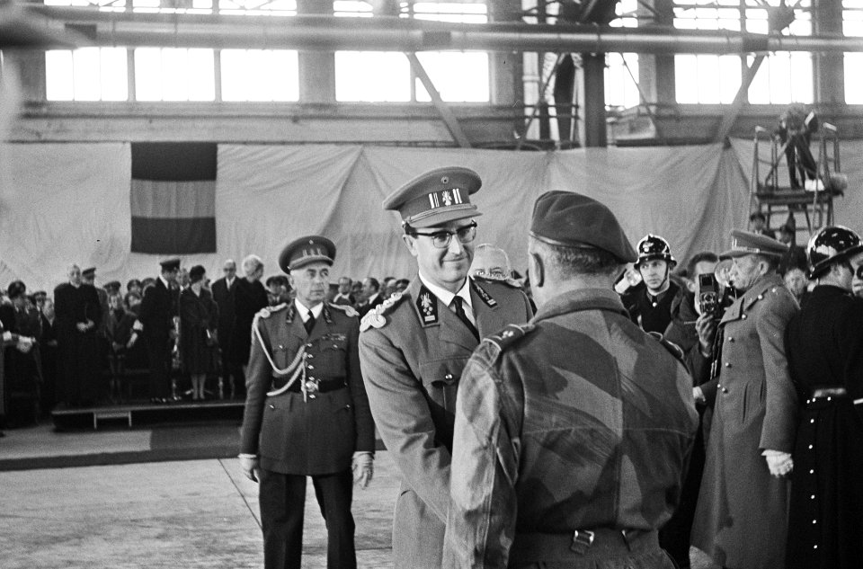 Belgische paras terug, Koning Boudewijn begroet para-commandant Laurent, Bestanddeelnr 917-1933