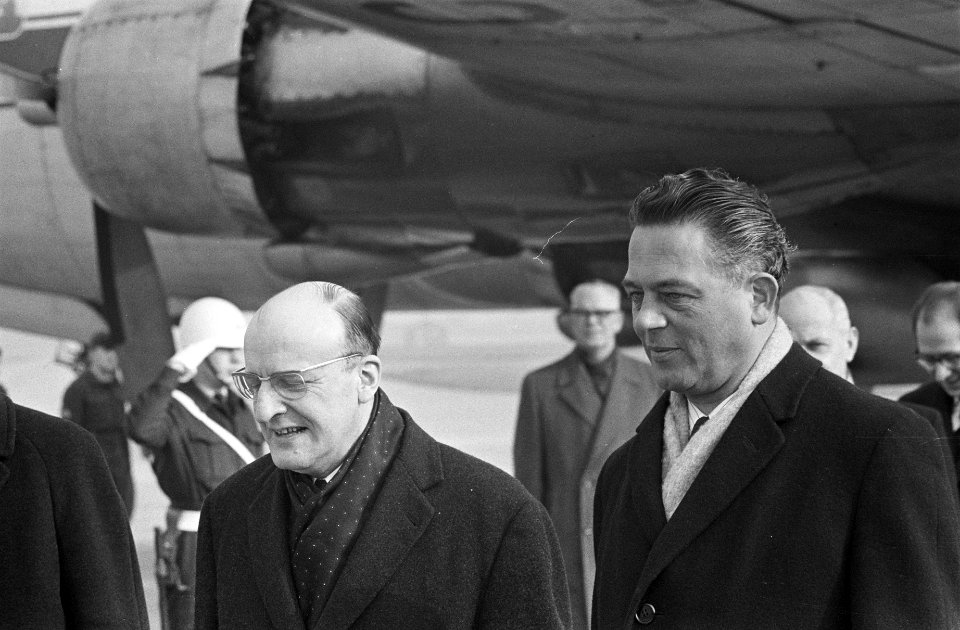 Belgische premier bij minister Marijnen op bezoek, minister Marijnen haalde mini, Bestanddeelnr 916-0548