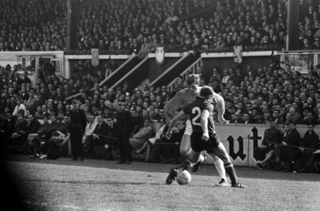 Belgie tegen Nederland 1-0, Piet Keizer in duel met Heylens, Bestanddeelnr 920-2367