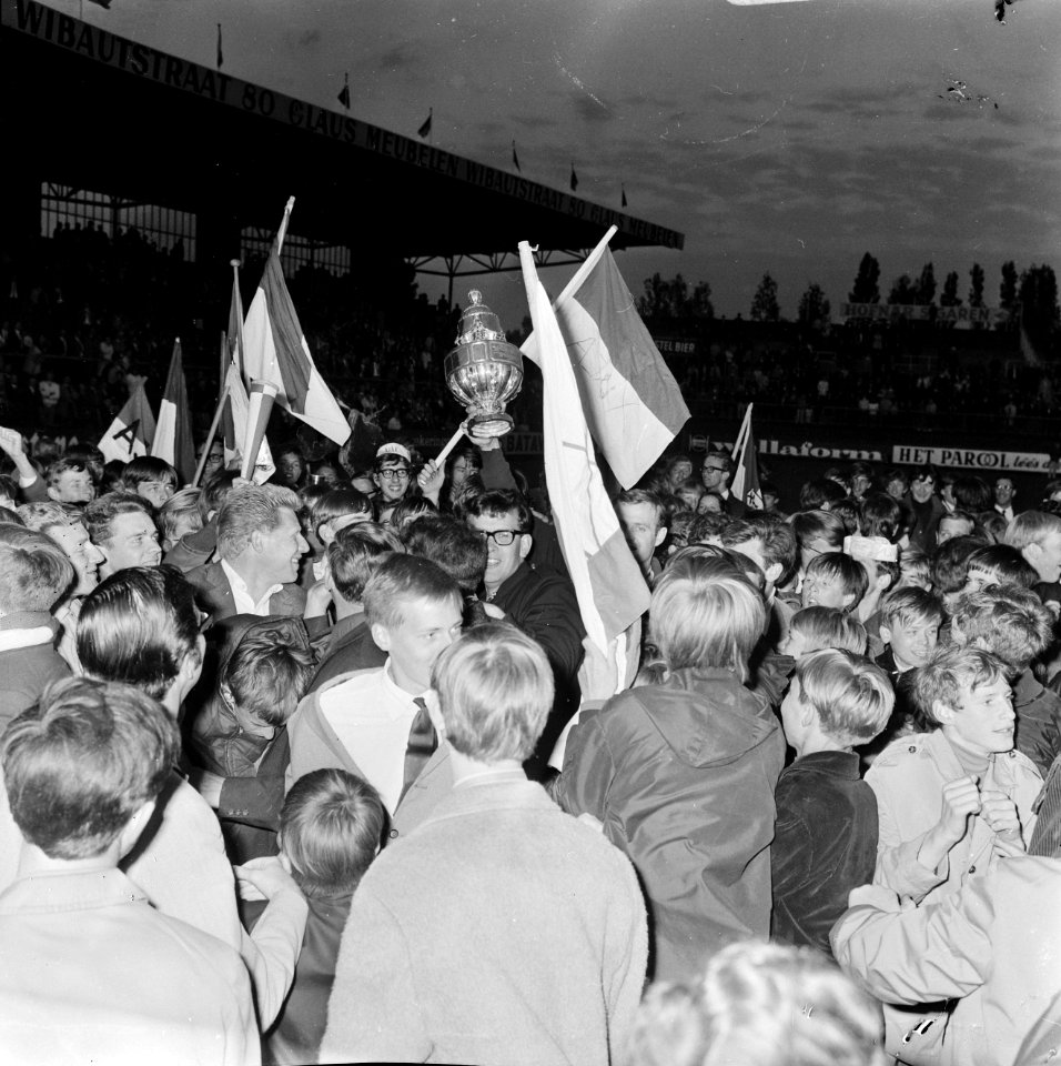 Bekerfinale Ajax tegen NAC 2-1, aanvoerder Bals met beker, Bestanddeelnr 920-3906