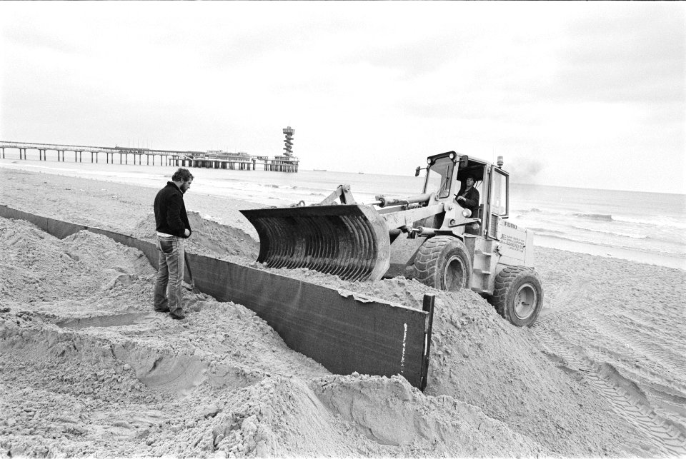 Bekisting voor strandtenten op Scheveningse strand, Bestanddeelnr 932-9113
