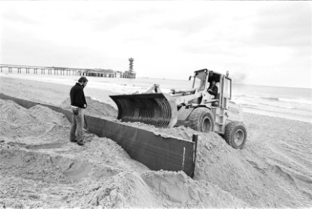 Bekisting voor strandtenten op Scheveningse strand, Bestanddeelnr 932-9113