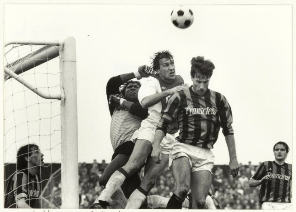 Bekerwedstrijd RCH-Ajax 1-3. Op de foto v.l.n.r. K.v.Grootveld, Florian Vyent, Ronald Spelbos (Ajax), Ben van leeuwen, R. Hoogervorst. NL-HlmNHA 54015451