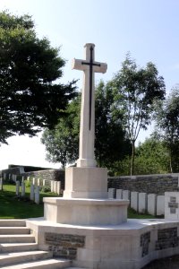 Bellenglise (Aisne) La Baraque British Cemetery (cropped)