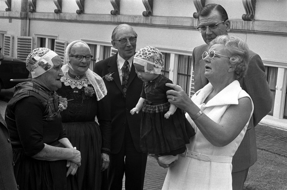Bejaardendefile voor koningin Juliana op Paleis Soestdijk koningin Juliana krijg, Bestanddeelnr 926-5088