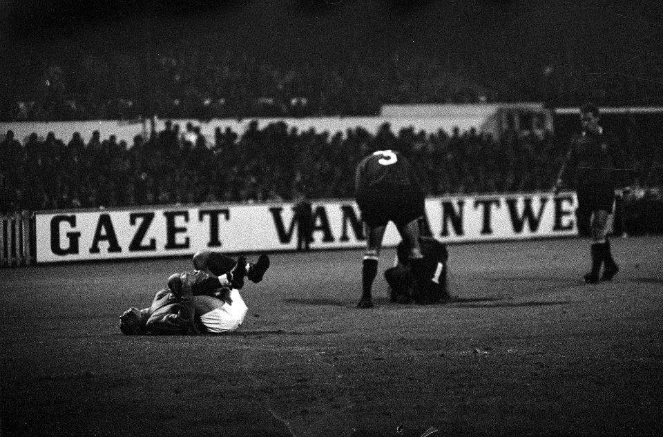 België tegen Nederland 1-0, botsing Gerard 'Pummie' Bergholtz (l) ligt op de gro, Bestanddeelnr 916-9484