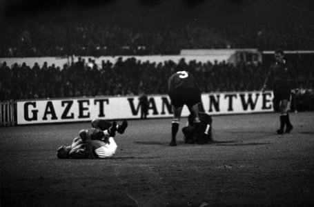 België tegen Nederland 1-0, botsing Gerard 'Pummie' Bergholtz (l) ligt op de gro, Bestanddeelnr 916-9484