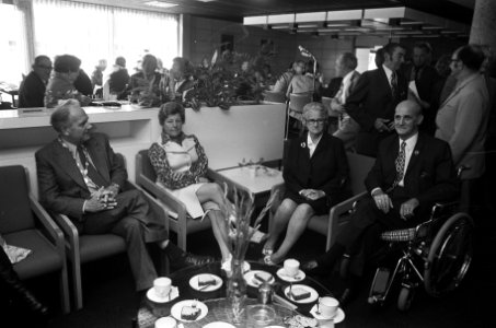 Bejaardenhuis De Koornhorst in de Bijlmermeer geopend de wethouder Kuypers (link, Bestanddeelnr 927-4889