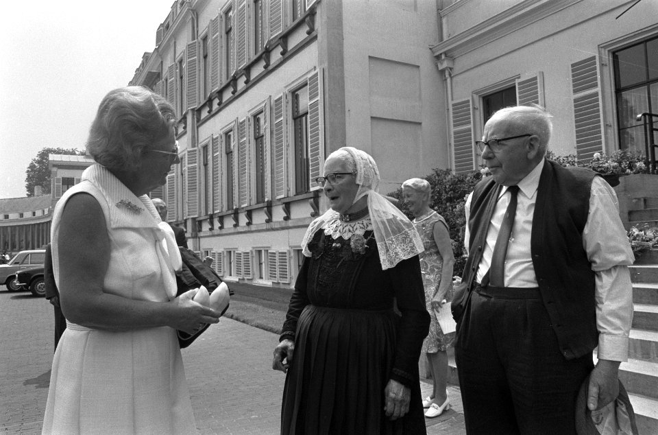 Bejaardendefile voor koningin Juliana op Paleis Soestdijk koningin Juliana spree, Bestanddeelnr 926-5090