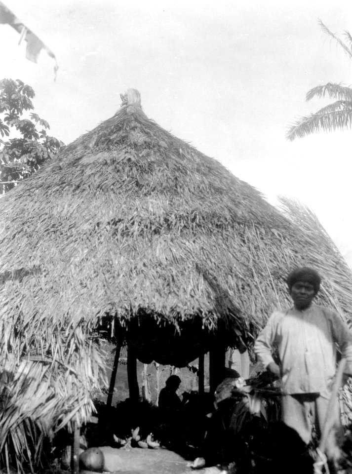 Belisario vid hyddan. Veraguas. Panama - SMVK - 004253