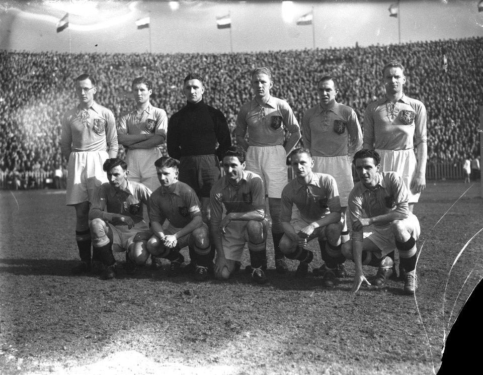 België - Nederland 1-1. Elftalfoto Nederlands elftal . Vlnr. staand Stoffelen, S, Bestanddeelnr 902-6299