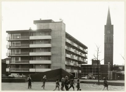 Bejaardenflats op de plaats van de afgebroken R.K.Kerk Joh.de Doper. NL-HlmNHA 54003786