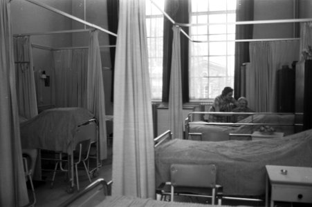Bejaardenhuis St Jacob aan Middenlaan te Amsterdam wor verbouwd, slaapzaal, Bestanddeelnr 925-3504