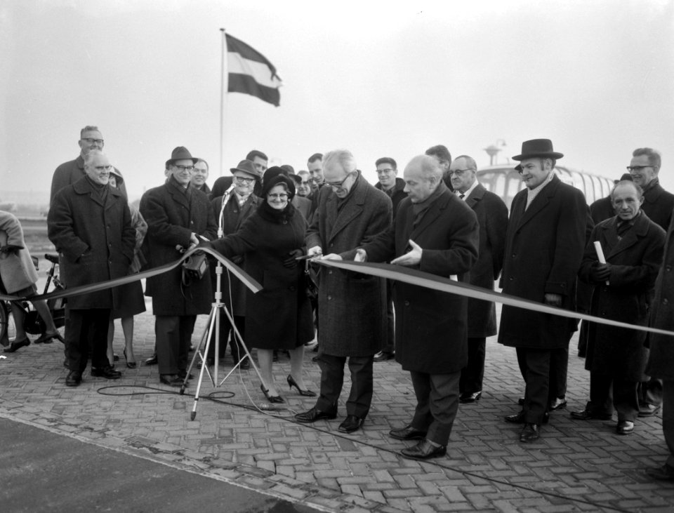 Bekende journalisten viertal bruggen in gebruik gesteld, de journalist Van Bomen, Bestanddeelnr 917-1906